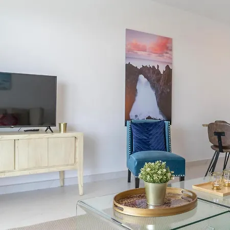 Nice In With 2 Bedrooms, Wifi And Outdoor Swimming Pool إِستيبونا